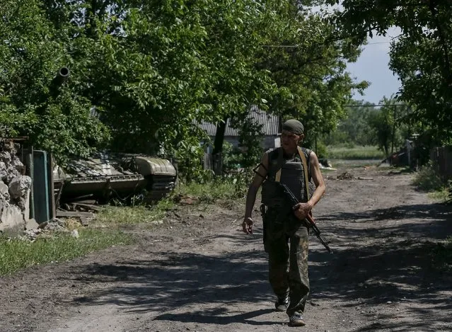 A member of the Ukrainian armed forces is seen in the town of Maryinka, eastern Ukraine, June 5, 2015. Ukraine's president told his military on Thursday to prepare for a possible "full-scale invasion" by Russia all along their joint border, a day after the worst fighting with Russian-backed separatists in months.  REUTERS/Gleb Garanich
