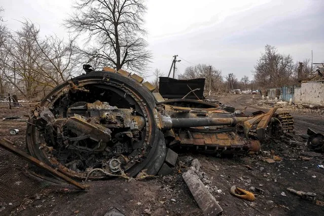 This photograph taken near Kyiv on March 30, 2022 shows a destroyed Russian tank in the village of Lukianivka. (Photo by Ronaldo Schemidt/AFP Photo)