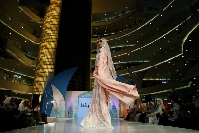 A model presents a creation by Indonesian designer Alphiana Chandrajani at the Ramadhan Fashion Delight at a shopping mall in Jakarta, Indonesia May 27, 2016. (Photo by Reuters/Beawiharta)