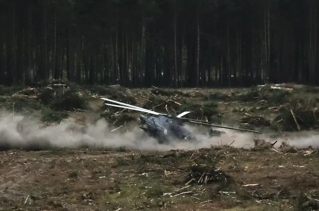 A Mi-28N from the Berkuty (Golden Eagles) helicopter display team touches the ground during a hard touchdown during the “Aviadarts” military aviation competition at the Dubrovichi range near Ryazan, Russia, August 2, 2015. (Photo by Maxim Shemetov/Reuters)