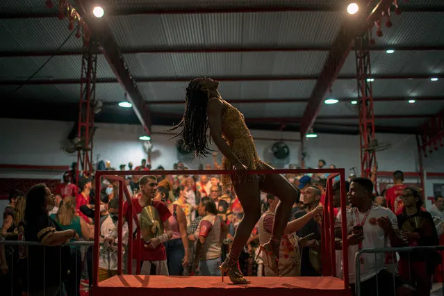 Viradouro's Samba Queen Erika Januza dances on a dais during Viradouro samba school's rehearsal, in view to the upcoming 2022 carnival, in Niteroi, Rio de Janeiro state, Brazil, on November 9, 2021. (Photo by Mauro Pimentel/AFP Photo)