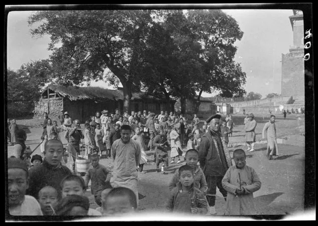 Crowd – watching picture being taken. China, Beijing, 1917-1919. (Photo by Sidney David Gamble)
