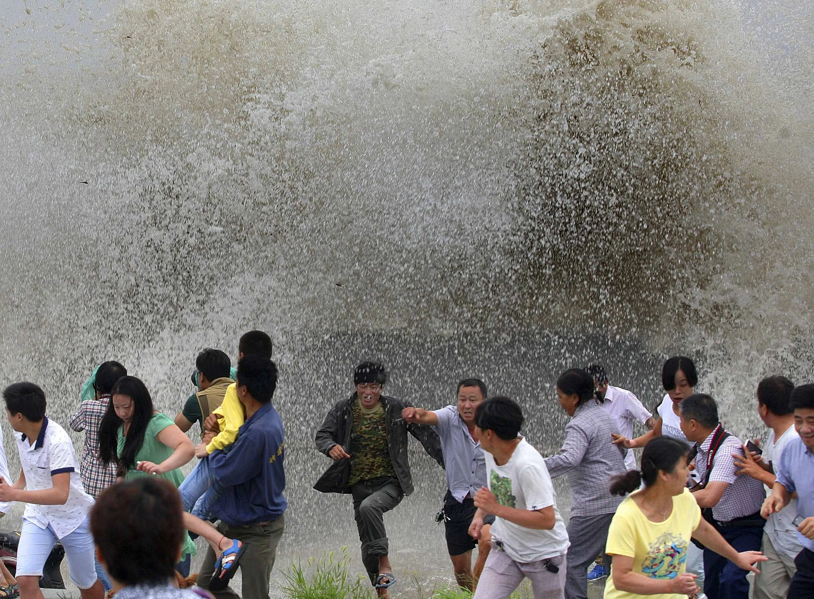 Сколько людей сбежало. Цяньтан приливная волна. Люди убегают от ЦУНАМИ. Человек убегает от волны. Люди спасаются от ЦУНАМИ.