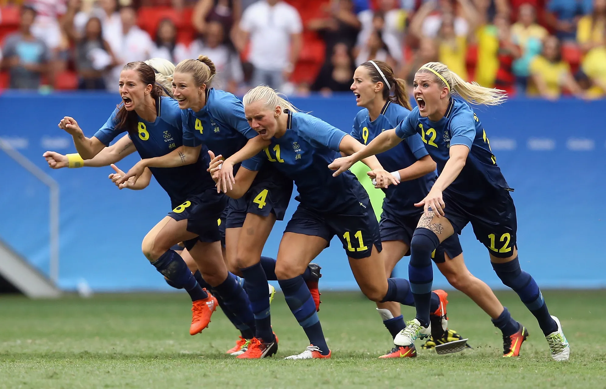 Женщины футболистки. Женский футбол. Сборная Швеции женщины. Женская сборная Швеции по футболу. Спорт.женский.футбол.
