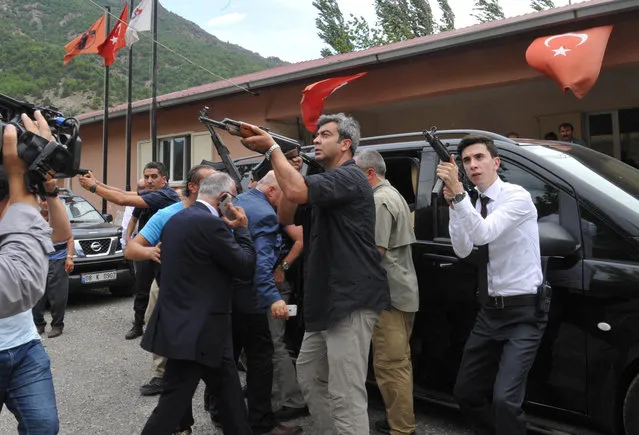 Vehicle of Turkey's main opposition Republican People's Party (CHP) leader Kemal Kilicdaroglu (not seen) is guarded by security officers after an attack against his convoy in the northeastern city of Artvin, Turkey, August 25, 2016. (Photo by Reuters/Stringer)