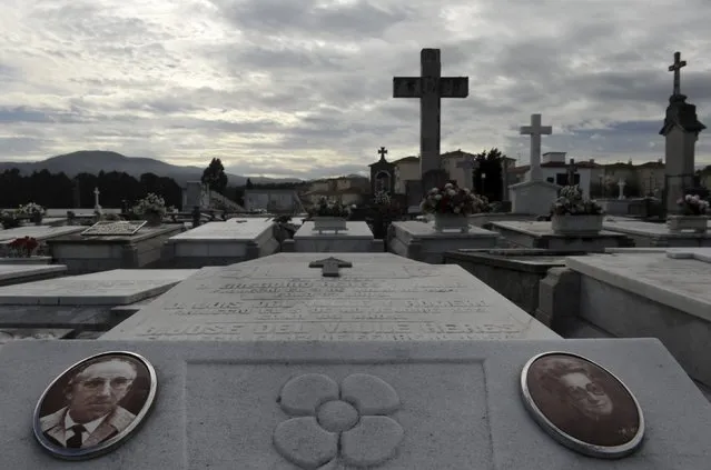 Tomb are seen in the municipal cemetery of La Carriona in Aviles, northern Spain, October 29, 2015. (Photo by Eloy Alonso/Reuters)