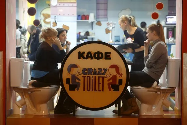Customers sit at Crazy Toilet Cafe in central Moscow, Russia October 30, 2015. (Photo by Sergei Karpukhin/Reuters)