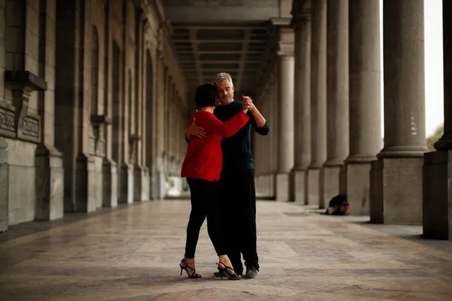 A couple dance the tango on the arcade of the Royal Military museum at Cinquantenaire park in Brussels, Wednesday, November 11, 2020. This autumn, Belgium was the European country with the highest number of coronavirus cases per 100,000 cases at some point but the situation has been gradually improving over the past seven days. (Photo by Francisco Seco/AP Photo)