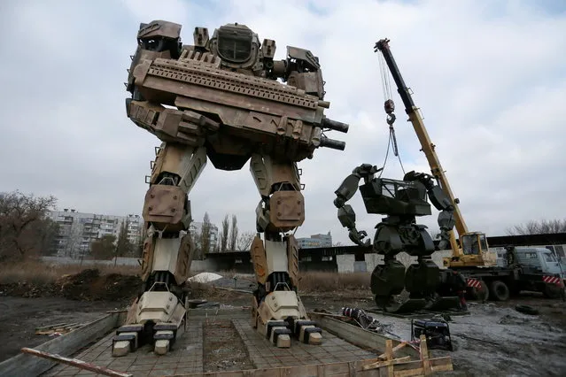 Robots made by local enthusiasts and employees of an automobile repair workshop are seen during installation works on the outskirts of the rebel-controlled city of Donetsk, Ukraine, November 26, 2020. According to creators, who plan to open a robotics engineering park, 13-metre and 6-metre-high sculptures featuring transformer robots were made of waste metal including car components and weigh about 4 and 2 tonnes respectively. (Photo by Alexander Ermochenko/Reuters)