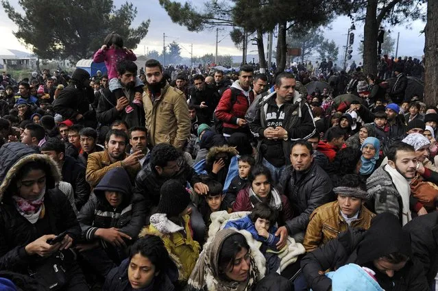 Migrants wait to cross the Greek-Macedonian borders near the village of Idomeni, Greece November 22, 2015. (Photo by Alexandros Avramidis/Reuters)
