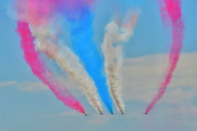 Britain's Red Arrows flying display team perform ahead of the China International Aviation and Aerospace Exhibition in Zhuhai, Guangdong province, China, October 27, 2016. (Photo by Reuters/China Daily)