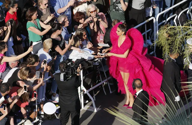 Indian actress Deepika Padukone signs autographs as she arrives on May 11, 2018 for the screening of the film “Ash is Purest White (Jiang hu er nv)” at the 71st edition of the Cannes Film Festival in Cannes, southern France. (Photo by Jean-Paul Pelissier/Reuters)