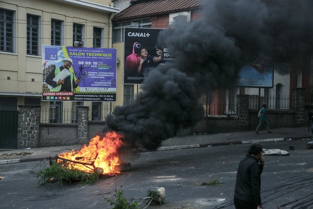 A general view of a burning barricade during a demonstration against repeated water and electricity outages in Antananarivo on September 30, 2025. Protesters in Madagascar gathered for new demonstrations September 30, 2025, a day after Madagascar's President Andry Rajoelina sacked his government in a bid to quell days of unrest that has left 22 people dead, according to the UN. Inspired by "Gen Z" protests in Indonesia and Nepal, the youth-led movement has taken aim at ingrained misgovernance, fuelled by anger over repeated water and power cuts across the poor Indian Ocean nation. (Photo by RIJASOLO/AFP Photo)