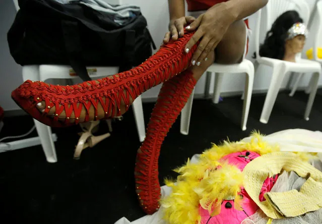 A model gets ready backstage before a fashion show during the Inclusion catwalk and Expomujer in Cali, Colombia, November 3, 2016. (Photo by Jaime Saldarriaga/Reuters)