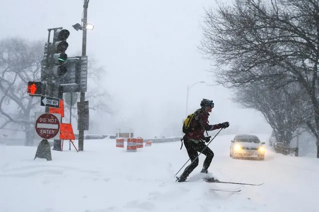 A woman cross country skis on snow covered roads during a winter blizzard in Boston, Massachusetts January 27, 2015. (Photo by Brian Snyder/Reuters)