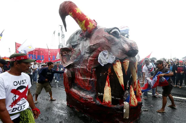 Protesters burn an effigy of President Rodrigo Duterte prior to marching towards the Philippine Congress to coincide with his third State of the Nation Address Monday, July 23, 2018 in suburban Quezon city northeast of Manila, Philippines. The protesters assailed Duterte allegedly for failing in his promises to alleviate poverty as well as his so-called war on drugs which saw the killings of thousands, mostly the poor. (Photo by Bullit Marquez/AP Photo)