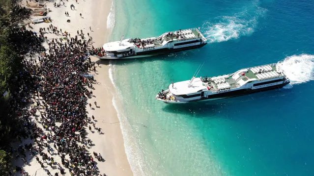 Boats arrive at shore to evacuate people on the island of Gili Trawangan, Lombok, Indonesia, August 6, 2018, in this still image taken from a drone video obtained from social media. (Photo by Melissa Delport/@trufflejournal via Reuters)