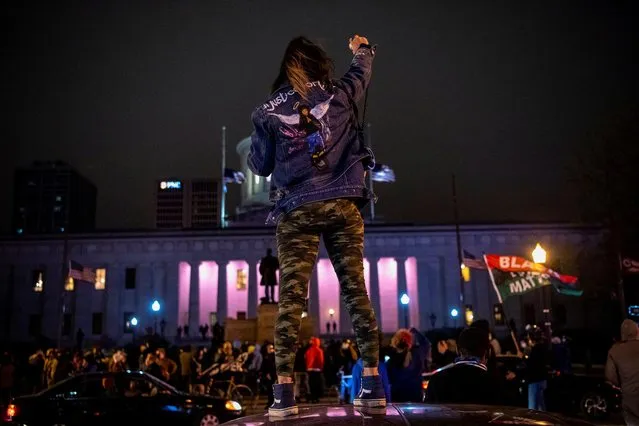 A protester raises a fist during a demonstration outside the Ohio State House after an officer shot and killed a teenage girl in Columbus, Ohio, U.S., April 20, 2021. (Photo by Gaelen Morse/Reuters)