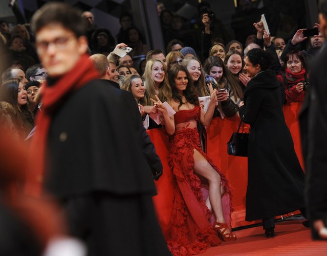 Actress Ruby O. Fee poses with fans as she arrives for the awards ceremony at the 65th Berlinale International Film Festival in Berlin February 14, 2015. (Photo by Stefanie Loos/Reuters)