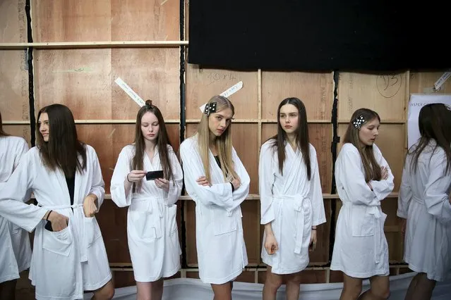 Models wait backstage of the Japser Conran catwalk show at London Fashion Week Autumn/Winter 16 in London, Britain, February 20, 2016. (Photo by Neil Hall/Reuters)