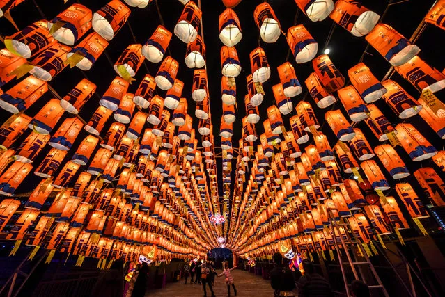 Visitors walk through a tunnel decorated with lanterns at a light show to celebrate the upcoming Chinese Lunar New Year, in Xian, Shaanxi, China February 1, 2019. (Photo by Reuters/China Stringer Network)