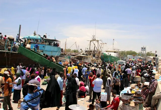 Hundreds of families fleeing the ongoing violence in Yemen, seen arriving at the port of Bosasso in Somalia's Puntland region, April 26, 2015. (Photo by Abdiqani Hassan/Reuters)