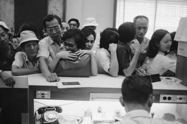 South Vietnamese crowd a teller's cage at the French Bank of Indochina in Saigon on April 2, 1975 to withdraw funds from savings. Near panic followed rumors the government would freeze deposits. (Photo by AP Photo)