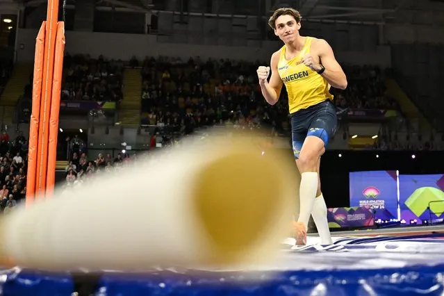 Sweden's Armand Duplantis celebrates after clearing the bar at 6.05 as he competes in the Men's Pole Vault final during the Indoor World Athletics Championships in Glasgow, Scotland, on March 3, 2024. (Photo by Ben Stansall/AFP Photo)