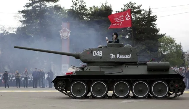 A World War Two veteran is seen onboard a T-34 Soviet-made tank during the celebrations for the Victory Day in Stavropol, Russia, May 9, 2015. (Photo by Eduard Korniyenko/Reuters)