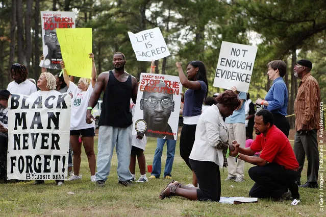 Protestors pray together as they gather at Jackson State Prison for the planned execution of inmate Troy Davis