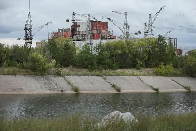Cranes stand in the same position as they did nearly 30 years ago over the abandoned construction site of reactors five and six of the Chernobyl nuclear power plant, September 29, 2015, near Chernobyl, Ukraine. (Photo by Sean Gallup/Getty Images)