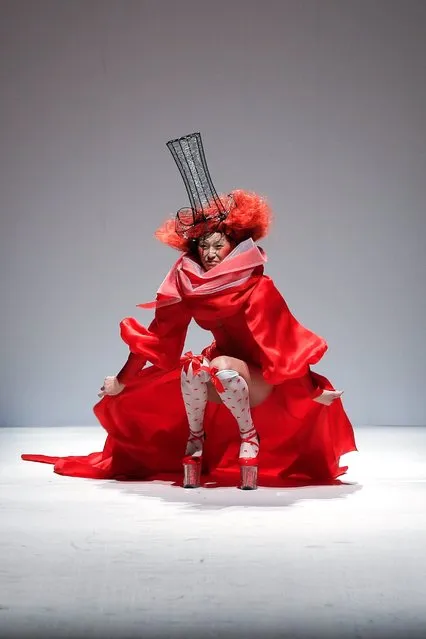 A model falls over on the runway during the SECCRY Hu Sheguang Collection 2014 Show during Mercedes-Benz China Fashion Week, March 30, 2014, in Beijing. (Photo by Lintao Zhang/Getty Images)