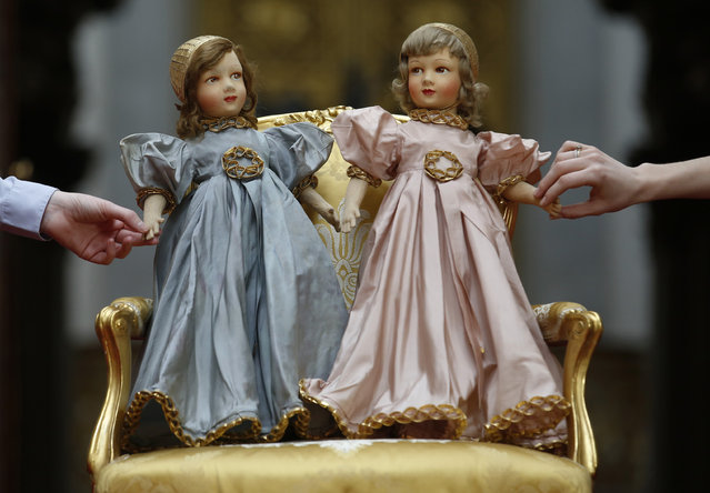 A pair of Parisian dolls belonging to Britain's Queen Elizabeth (left doll) and her sister Princess Margaret, are seen at Buckingham Palace in London April 2, 2014. Toys and childhood outfits belonging to the royal family will form part of an exhibition “Royal Childhood”, during the summer opening of Buckingham Palace July 26 – September 28. (Photo by Luke MacGregor/Reuters)