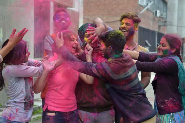 Indian students celebrate the Holi festival with coloured powder at Guru Nanak Dev University in Amritsar on March 10, 2017. (Photo by Narinder Nanu/AFP Photo)