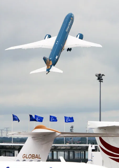 The Boeing B787-9 Dreamliner takes off for its demonstation flight at the Paris Air Show in Le Bourget, north of Paris, Thursday June 18, 2015. Some 300,000 aviation professionals and spectators are expected at this weekends Paris Air Show, coming from around the world to make business deals and see dramatic displays of aeronautic prowess and the latest air and space technology. (AP Photo/Remy de la Mauviniere)