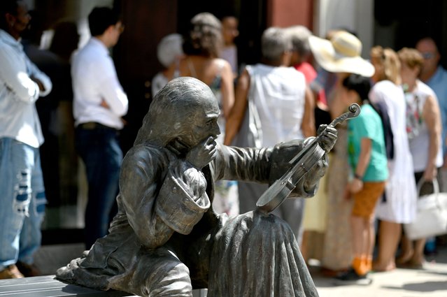 Visitors queue outside the Casa Stradivari in Cremona on July 4, 2023, after the opening of the house where the most famous of violin makers, Antonio Stradivari, lived and had his workshop in 1667. (Photo by Gabriel Bouys/AFP Photo)