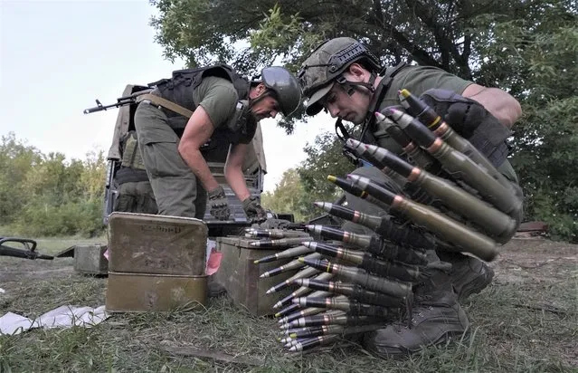 Ukrainian servicemen prepare their weapon to fire Russian positions in Kharkiv region, Ukraine, early Wednesday, August 24, 2022. (Photo by Andrii Marienko/AP Photo)
