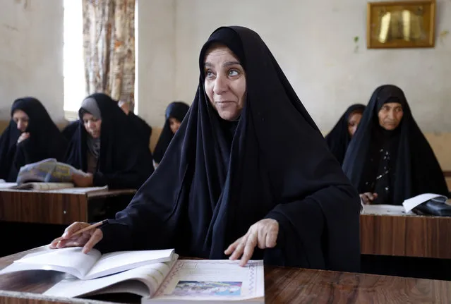 Iraqi women take part in an Iraqi government's literacy program for adults in the holy city of Najaf, Iraq on January 5, 2018. (Photo by Haidar Hamdani/AFP Photo)