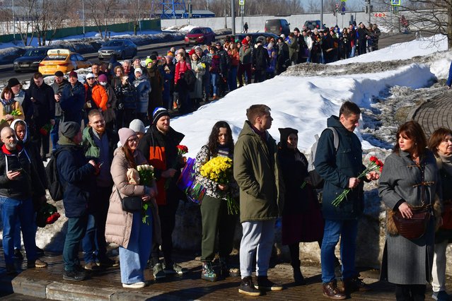 Mourners queue to visit the grave of Russian opposition leader Alexei Navalny at the Borisovo cemetery in Moscow on March 3, 2024. (Photo by Olga Maltseva/AFP Photo)