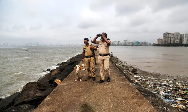 Indian police commando stands guard near the Arabian sea coast after a high alert was issued, in Mumbai, India, 23 September 2016. According to reports, Mumbai coastal area and adjoining area are on high alert after a suspicious group of men were spotted moving near a naval base at Uran in Raigad district, leading to a search operation by multiple Indian agencies. (Photo by Divyakant Solanki/EPA)