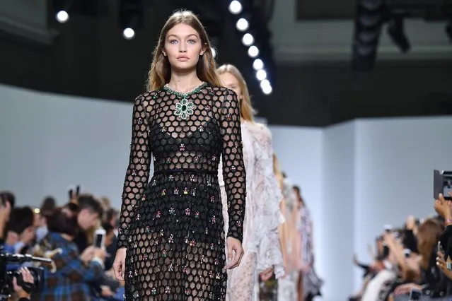 Gigi Hadid walks the runway during the Gambattista Valli  show as part of the Paris Fashion Week Womenswear Spring/Summer 2017  on October 3, 2016 in Paris, France. (Photo by Pascal Le Segretain/Getty Images)