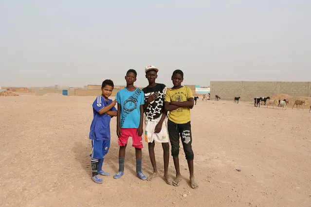 Boys pose for a picture in Agadez, Niger, May 11, 2016. Picture taken May 11, 2016. (Photo by Joe Penney/Reuters)