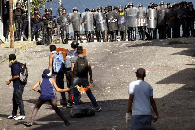 Demonstrators clash with riot police during a rally to demand a referendum to remove Venezuela's President Nicolas Maduro in San Cristobal, Venezuela October 24, 2016. (Photo by Carlos Eduardo Ramirez/Reuters)