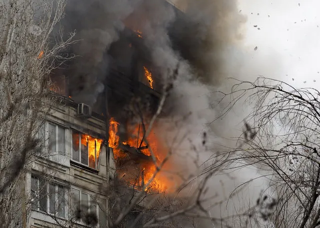 Burning nine-storey apartment building in central Volgograd, Russia, the city on the Volga River, Sunday, Dec. 20, 2015, after a gas explosion. Eight people were taken to a hospital. (Photo by Dmitry Rogulin/AP Photo)