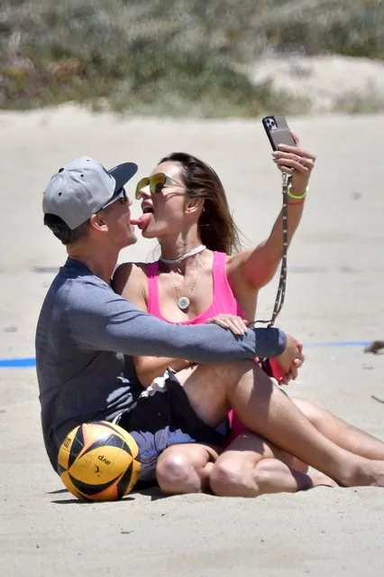 Brazilian-American model Alessandra Ambrosio enjoys another weekend of beach volleyball with her boyfriend Richard Lee and friends in Santa Monica on May 23, 2021. The lovebirds cuddle up for selfies and snacks in the sand while enjoying each other's company amongst friends. (Photo by Backgrid USA)