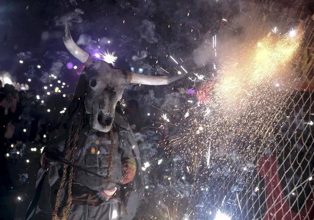 A reveller dressed as a devil dances among fireworks during traditional “Correfocs” (fire runs) to mark the end of the local festivities in Palma, on the Spain's Balearic Island of Mallorca,  January 23, 2016. (Photo by Enrique Calvo/Reuters)