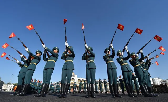 Kyrgyz soldiers perform during the celebration of the 30th anniversary of the creation of the Kyrgyzstan's National Guard at Ala-Too Square, in Bishkek on July 17, 2022. (Photo by Vyacheslav Oseledko/AFP Photo)