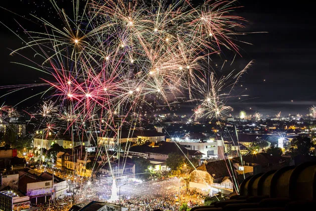 Fireworks illuminate the city's skyline during New Year's Eve celebrations of 2017 on on January 1, 2017 in Yogyakarta, Indonesia. (Photo by Ulet Ifansasti/Getty Images)