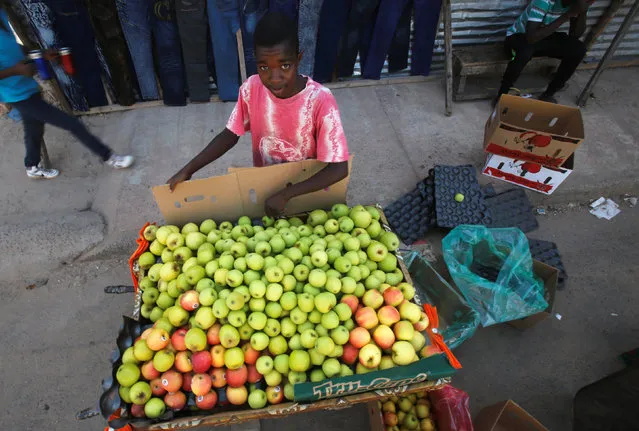 A young apples seller is seen at a market in Serekunda, Gambia, December 3, 2016. (Photo by Thierry Gouegnon/Reuters)