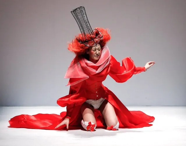 A model falls over on the runway during the SECCRY Hu Sheguang Collection 2014 Show during Mercedes-Benz China Fashion Week, March 30, 2014, in Beijing. (Photo by Lintao Zhang/Getty Images)